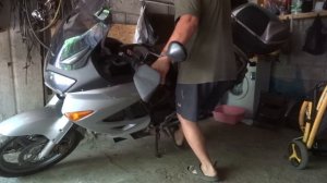 как поставить мотоцикл на центральную подножку . не напрягайся .