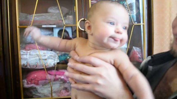 Показывает язык