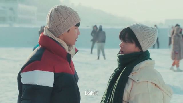 女孩被雪球砸，男主一個轉身把她抱在懷裡 💖 中国电视剧 смотреть онлайн