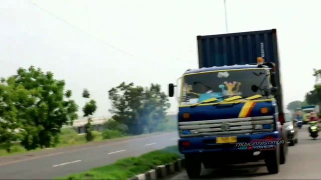 NISSAN DIESEL UD!!! MBOIS MINIMALIST BATUK" KURANG SEHAT MASI DIPAKI BERMUATAN BERAT SAMPAI MENJERI смотреть онлайн