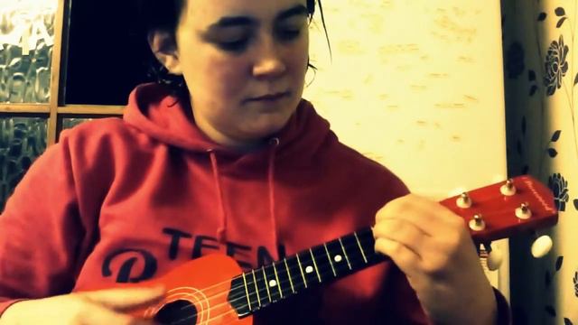 Klaire McLeod singing Soft kitty on ukulele смотреть онлайн