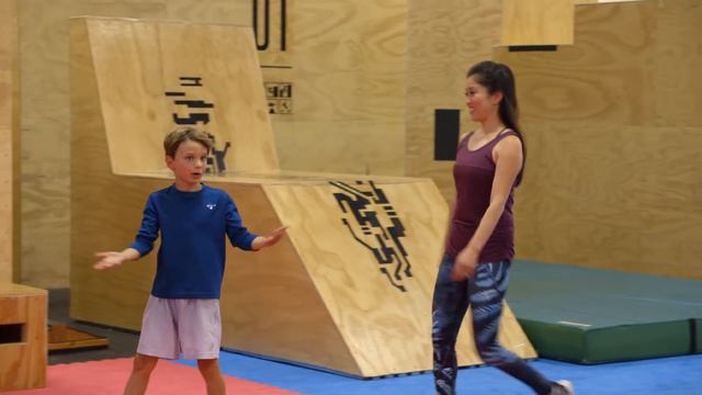 Built, Not Born (2/5): Kristi Yamaguchi Teaches Young Parkour Athlete смотреть онлайн