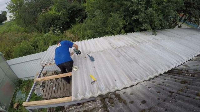 Домик за 100 000 руб // Крышевание навеса шифером смотреть онлайн