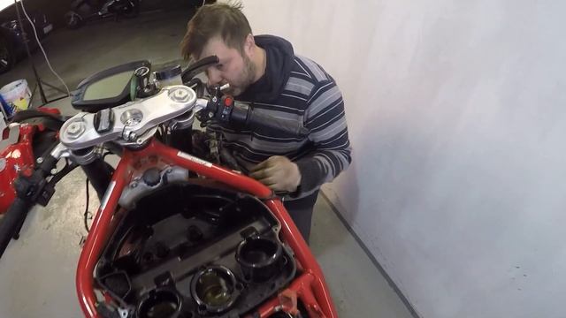 MV Agusta F3: как заменить обгонную муфту своими руками.Антон Милов помогает с ремонтом, даёт совет смотреть онлайн