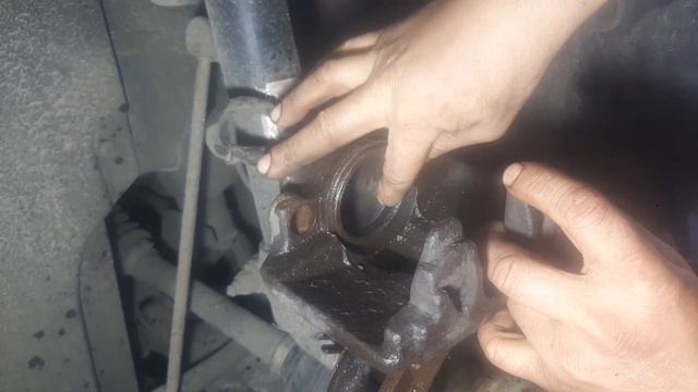 Замена ремкомплекта тормозного супорта Volkswagen Caddy 2012 год!Не снимая суппорт. смотреть онлайн