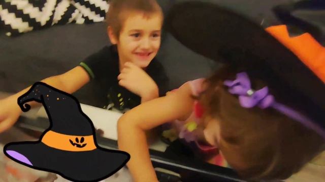 Halloween pranks Kids are playing. /СТРАШНАЯ РАСПАКОВКА НА ХЭЛЛОУИН; ПРАНКИ смотреть онлайн