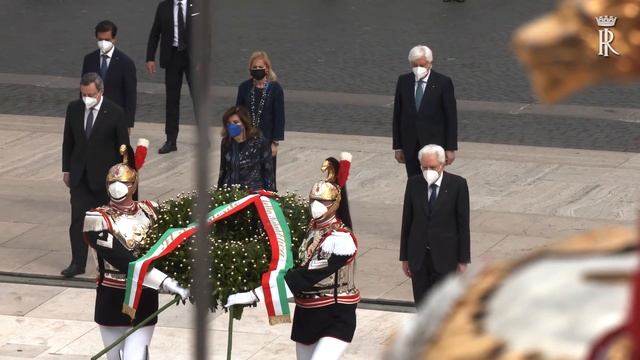 2 Giugno, il Presidente Mattarella all’Altare della Patria смотреть онлайн