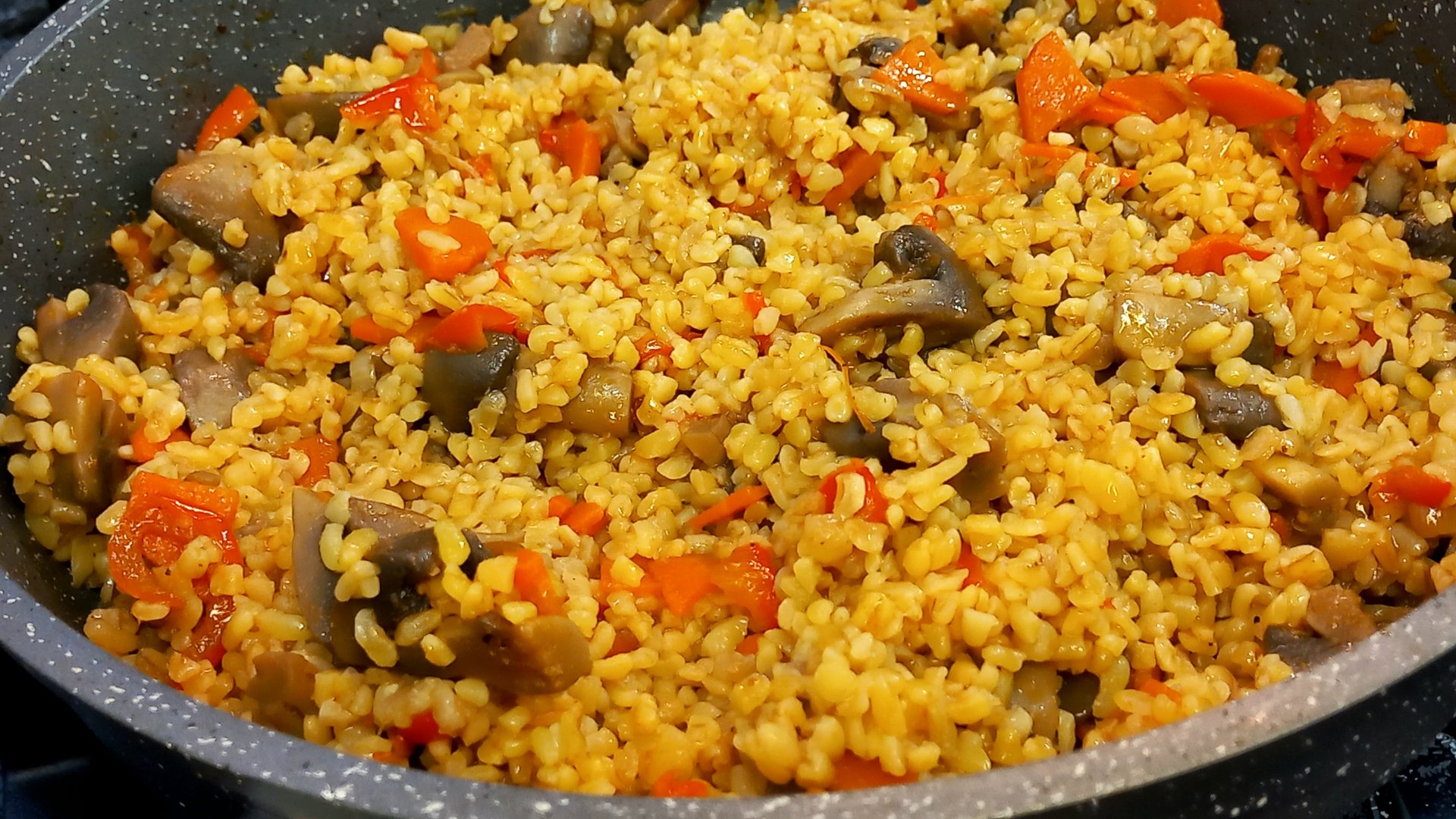 Булгур с овощами и грибами на сковороде, постный ужин смотреть онлайн