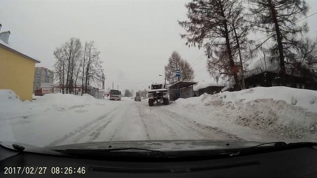 Ездоки в Омутнинске, одну развернуло, другой на красный смотреть онлайн
