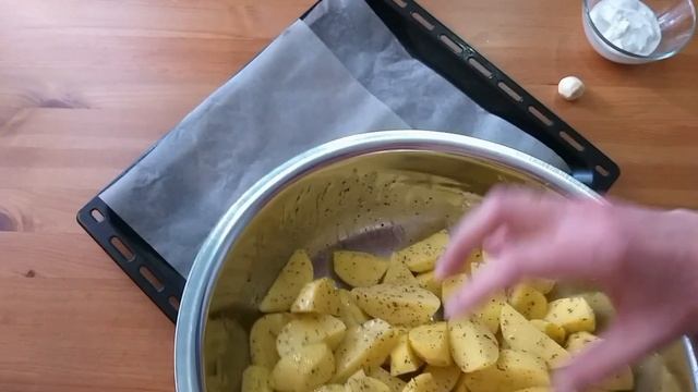 Как приготовить картошку в духовке по-деревенски с сметано-чесночным соусом // простой рецепт смотреть онлайн
