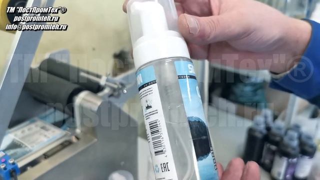 Машина наклеивания этикеток. Этикетировочное оборудование. Нанесение этикетки на пластмассовую тару. смотреть онлайн