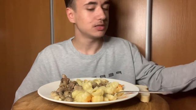 Мукбанг🥔 Макароны с мясом 🥩 КАК ВСЕ УСПЕТЬ? смотреть онлайн