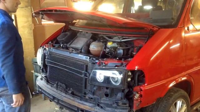 Установка амортизаторов капота на VW T4 (March) смотреть онлайн
