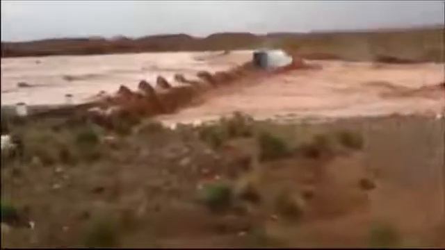 Грузовик смыло в реку смотреть онлайн