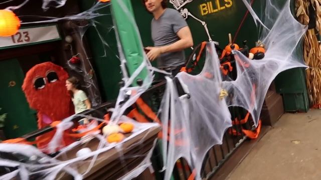 TRICK OR TREATING на Манхэттене смотреть онлайн