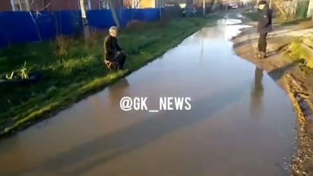 В Саратовской рыбачат в лужах смотреть онлайн