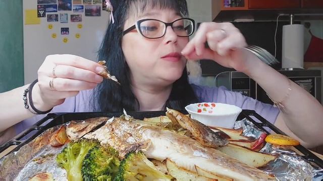 Мукбанг | Сибас запечённый, картошка по деревенски | Обжор