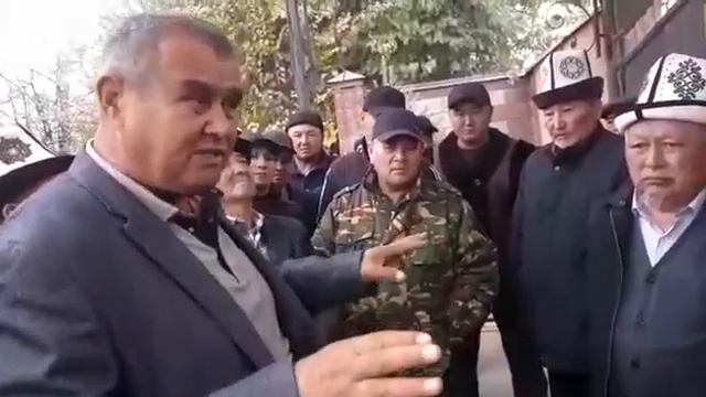 Улгайган абышканын өлүмүнө шектүү делген адамды тургундар айылдан кууп жатат смотреть онлайн
