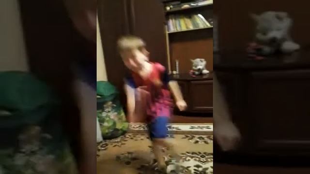 Два пацана танцуют. смотреть онлайн