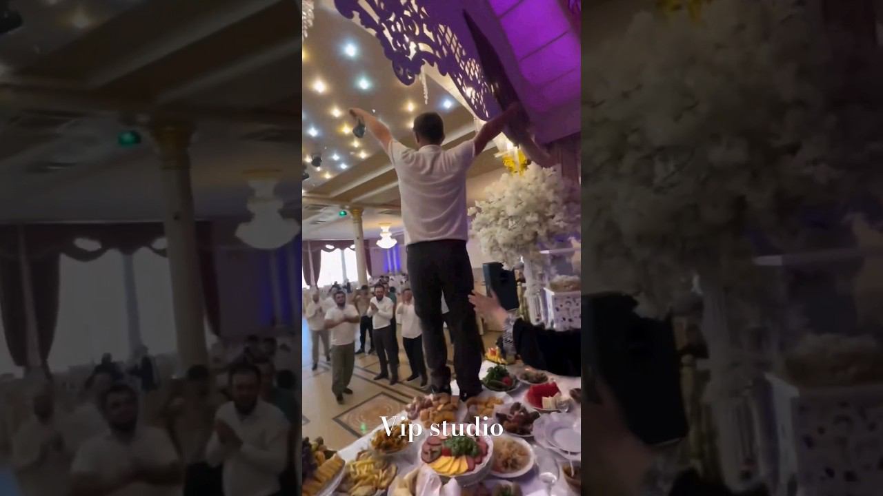 Друг жениха танцует на столе невесты #shorts #свадьба #танцы #песня смотреть онлайн
