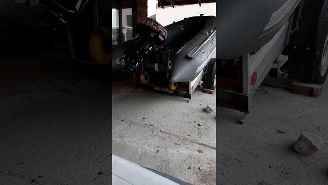 Погрузка лодки ПВХ с мотором на бортовой прицеп