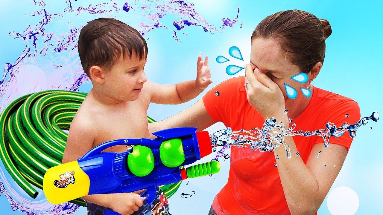 Bad Baby МАМА в ИСТЕРИКЕ Упала в бассейн Летающий пистолет с Водой Bad Baby Water Gun Fight In House смотреть онлайн