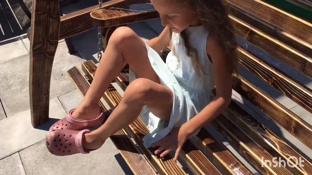 Ева гуляет на крыше с игрушками Детская площадка на крыше смотреть онлайн