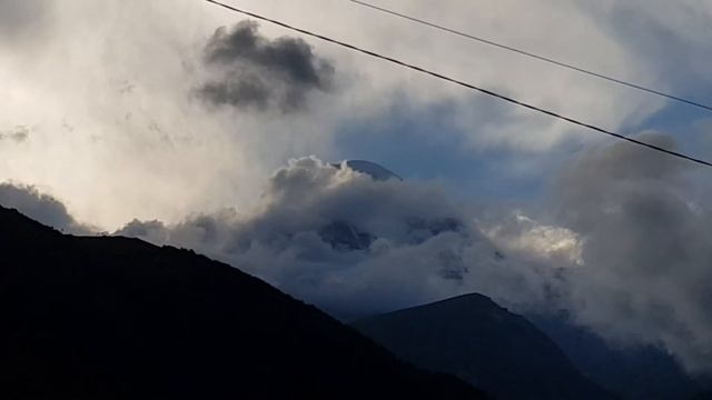 Гора Казбек. Показалась немного верхушка. смотреть онлайн