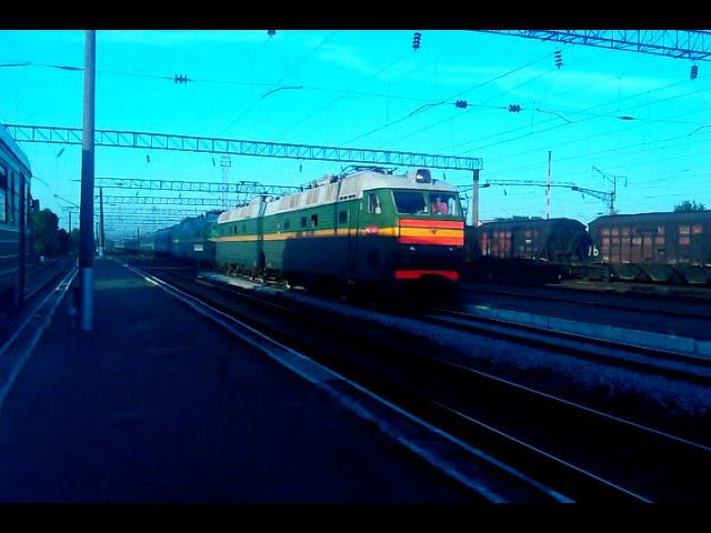 Поезд №17 заходит на станцию Староминская.Электровоз ЧС8. смотреть онлайн