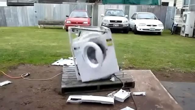 Что будет если в стиральную машинку засунуть кирпич смотреть онлайн