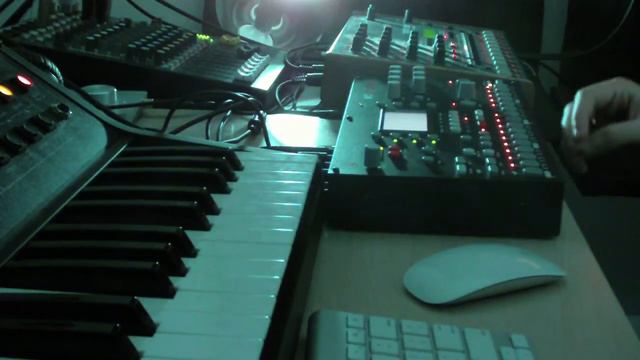 Octatrack + Prophet 08 + Little Phatty + Voyager OS = Sunday Sample смотреть онлайн