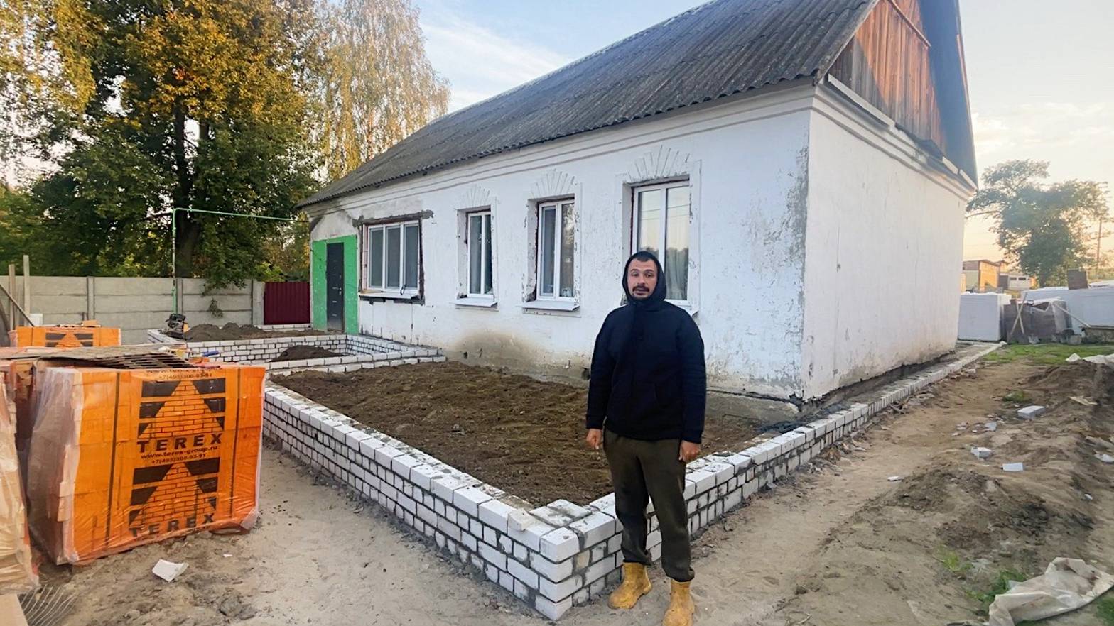 Строим новый дом, а рядом ломаем старый. Заливаем стяжку в пристройках. Жизнь простых людей. смотреть онлайн