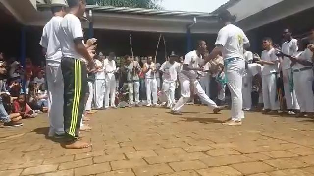 Capoeira Corpo e Mente em Movimento na Escola Padre Heitor em Barao de Cocais смотреть онлайн
