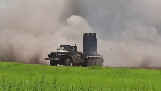 Кадры работы РСЗО "Град" публикует Минобороны РФ смотреть онлайн