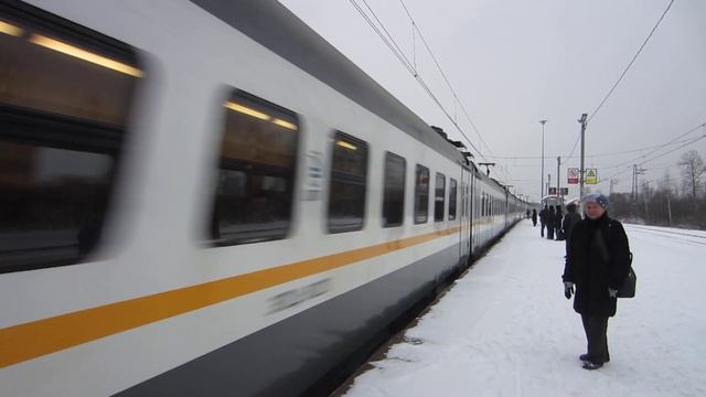 Электричка прибывает на станцию Манихино 1 смотреть онлайн