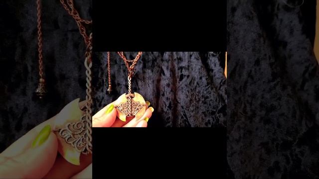 Красивый кулон ручной работы с зеленым глазом из меди на длинной цепочке "Око Медеи" смотреть онлайн