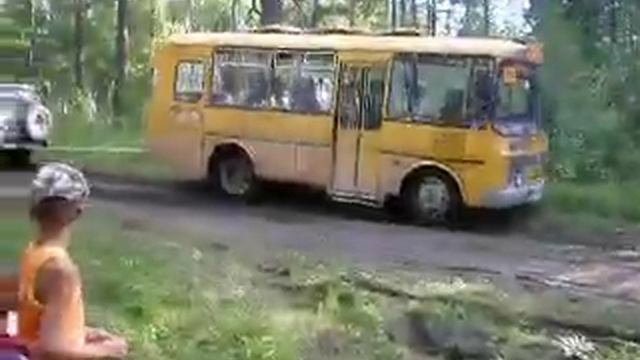 Тойота вытаскивает завязший ПАЗ. смотреть онлайн