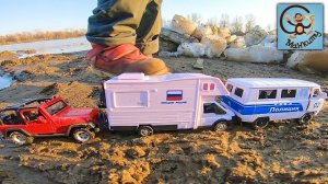 Манкиту Диана и Даня строят детский домик. Дети и машинки игрушки. МанкиТайм