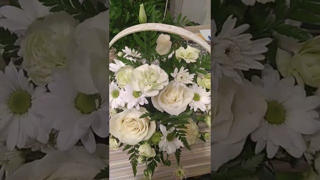 Букет корзинка белые розы, кустовая хризантема(ромашка). смотреть онлайн