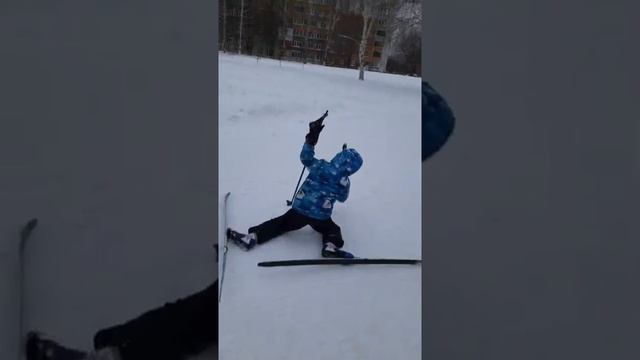 Глеб и лыжи, зима, учимся кататься на лыжах, ходьба на лыжах смотреть онлайн