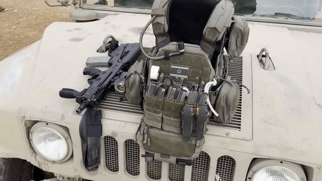 ISRAEL WAR - How An IDF Combat Medic Sets Up His Plate Carrier