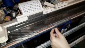 Краткий МК по вязанию бактуса панчлейсом на однофонтурной вязальной машине