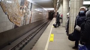 Метро поезд 81-717-714-5 "ЛВЗ" на станции Сибирская