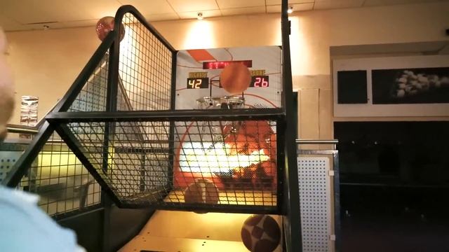 DAS GROßE ARCARDE GAMES DUELL! ?️?Elite Bowling Center Bielefeld смотреть онлайн