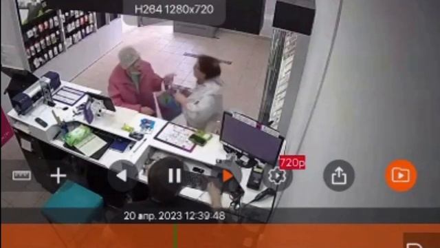 Две бабки дерутся в салоне сотовой связи. смотреть онлайн