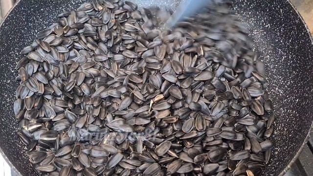 ЖАРЕНЫЕ СЕМЕЧКИ Как правильно пожарить СЫРЫЕ СЕМЕЧКИ сколько нужно жарить семечки НА СКОВОРОДЕ смотреть онлайн