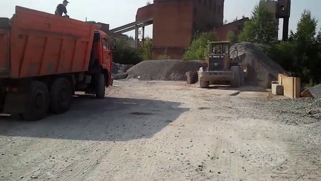 Отсев гранитный серый. Погрузка. смотреть онлайн