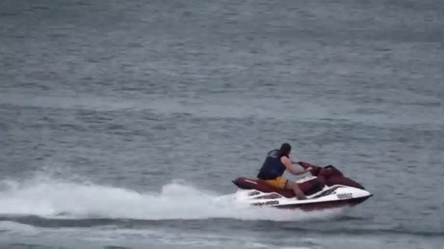 Jet Ski (PWC) doing 360's смотреть онлайн