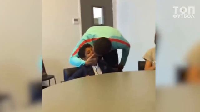 Почему Роналдо так набивает мяч ? ! День с Роналду смотреть онлайн