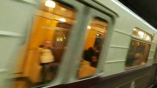 Ретро-поезд 81-717/714.5А на станции метро Воробьевы горы смотреть онлайн